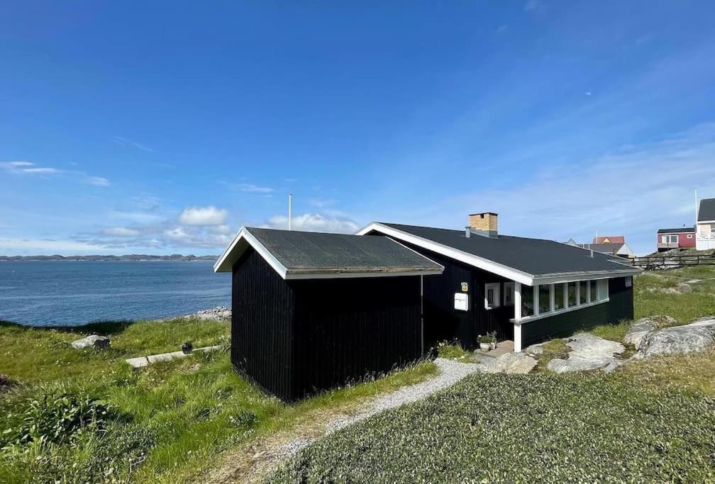 The Black House Tuapannguit 48 Villa Nuuk Esterno foto